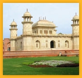 Tombeau de l'Itmad-Ud-Daulah, mausolée moghol d'Agra dans l'état indien de l'Uttar Pradesh