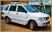 Voiture Chevrolet Tavera climatisée et confortable 3 à 5 personnes pour voyage et transport en Inde